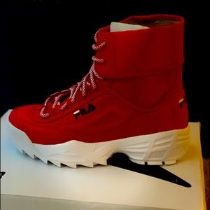 Size 10 in women. Never been worn. NEW!